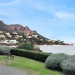 Appartement d\'une chambre a Frejus a 300 m de la plage avec vue sur la ville piscine partagee et balcon