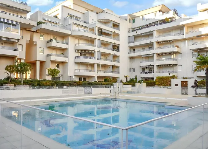 Appartement d\'une chambre a Frejus a 300 m de la plage avec vue sur la ville piscine partagee et balcon