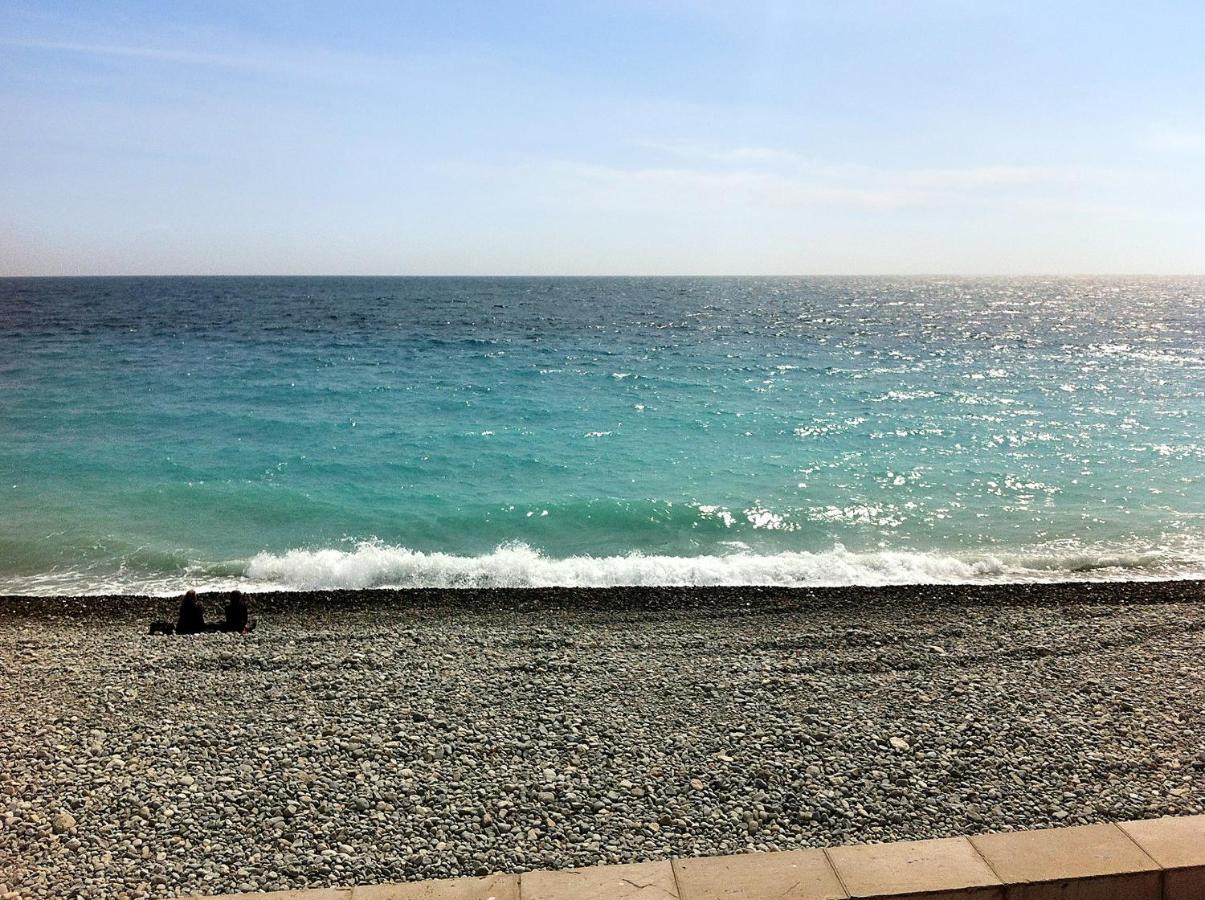D'une A A 300 M De La Avec Vue Sur La Piscine Partagee Et Balcon *