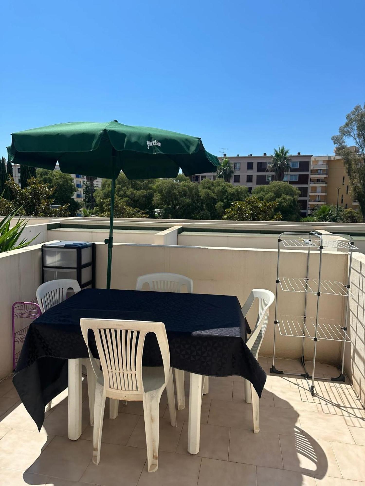 D'une A A 300 M De La Avec Vue Sur La Piscine Partagee Et Balcon Appartement Fréjus