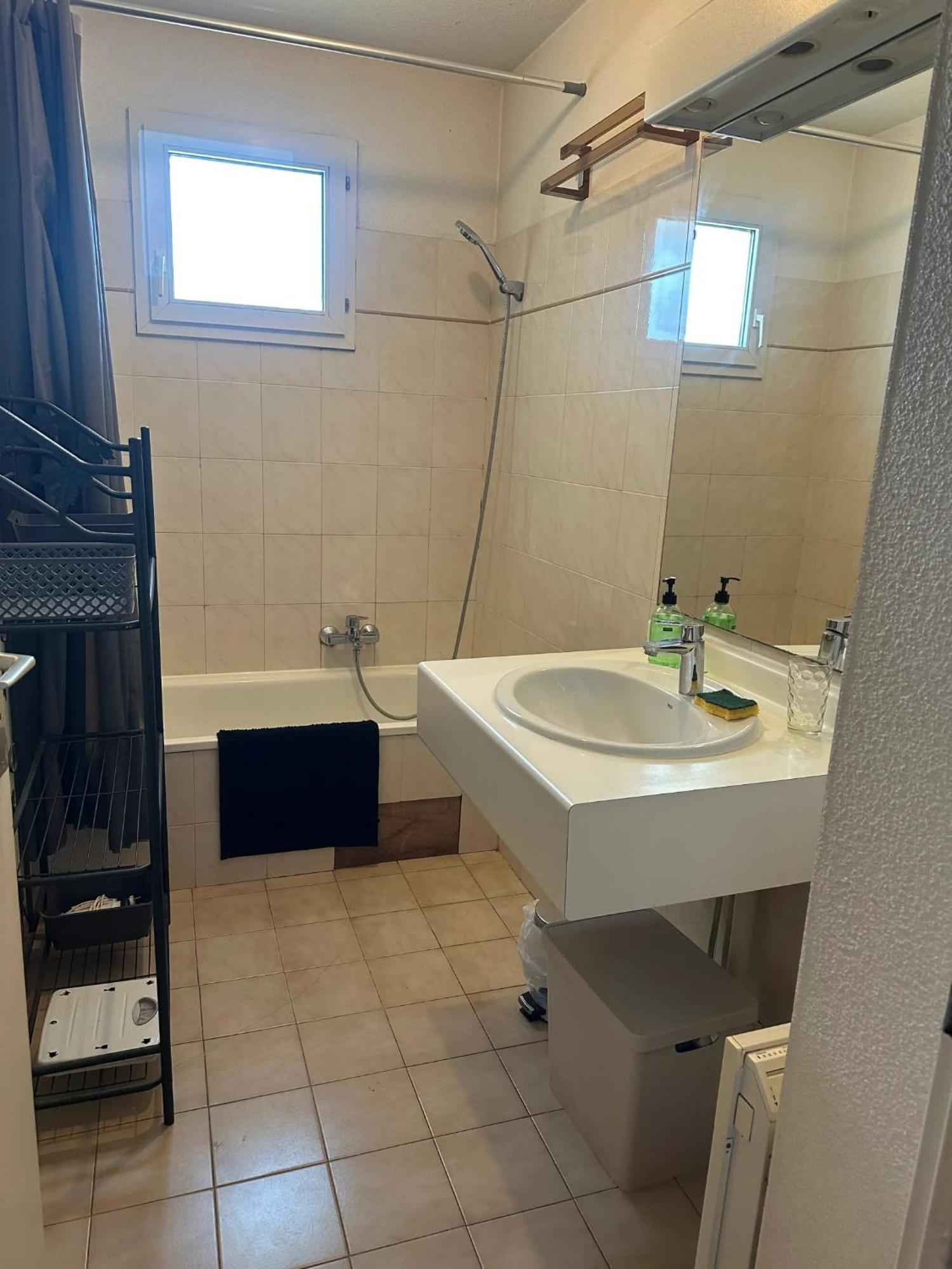 Appartement D'une A A 300 M De La Avec Vue Sur La Piscine Partagee Et Balcon Fréjus