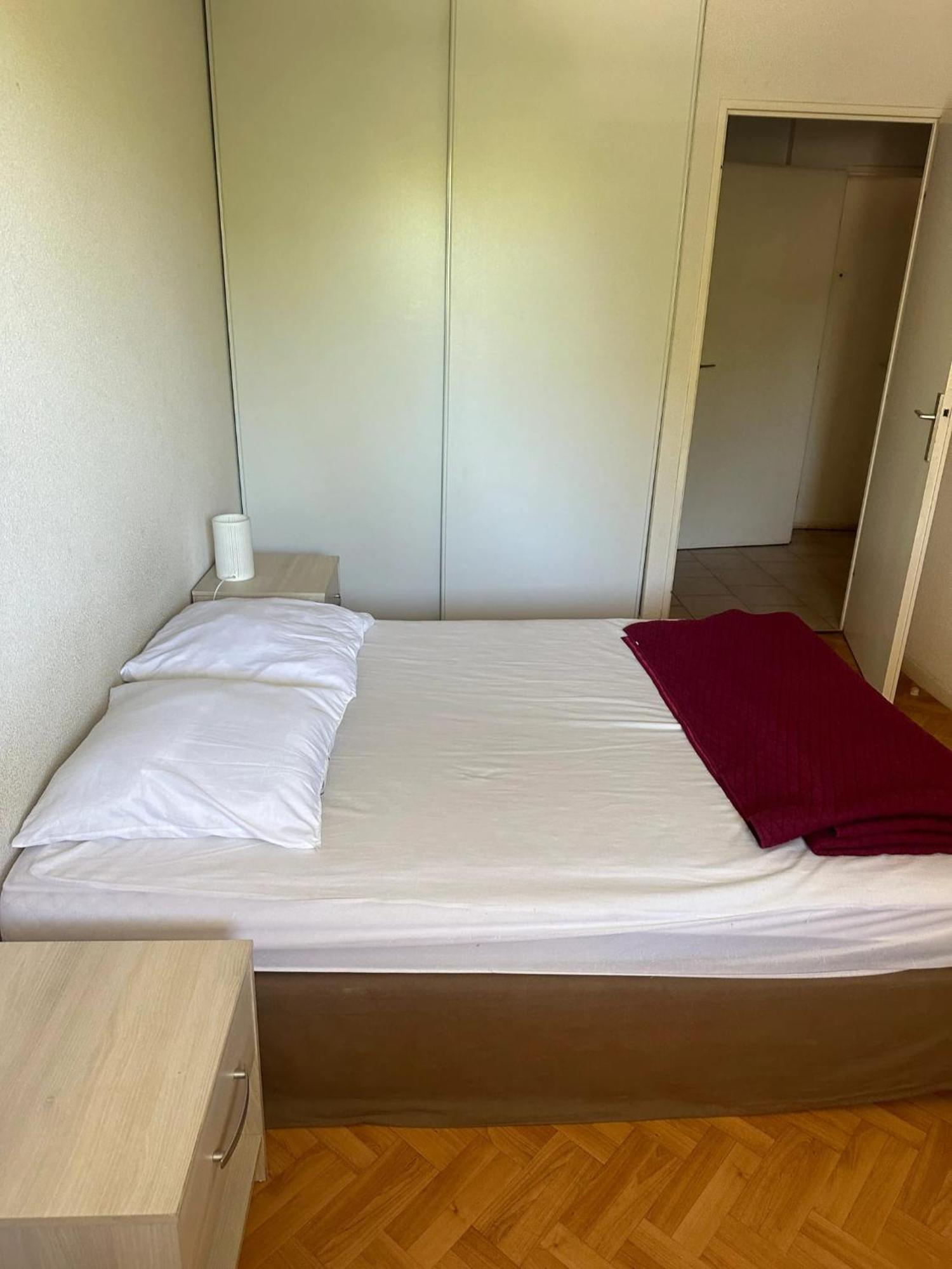 D'une A A 300 M De La Avec Vue Sur La Piscine Partagee Et Balcon *