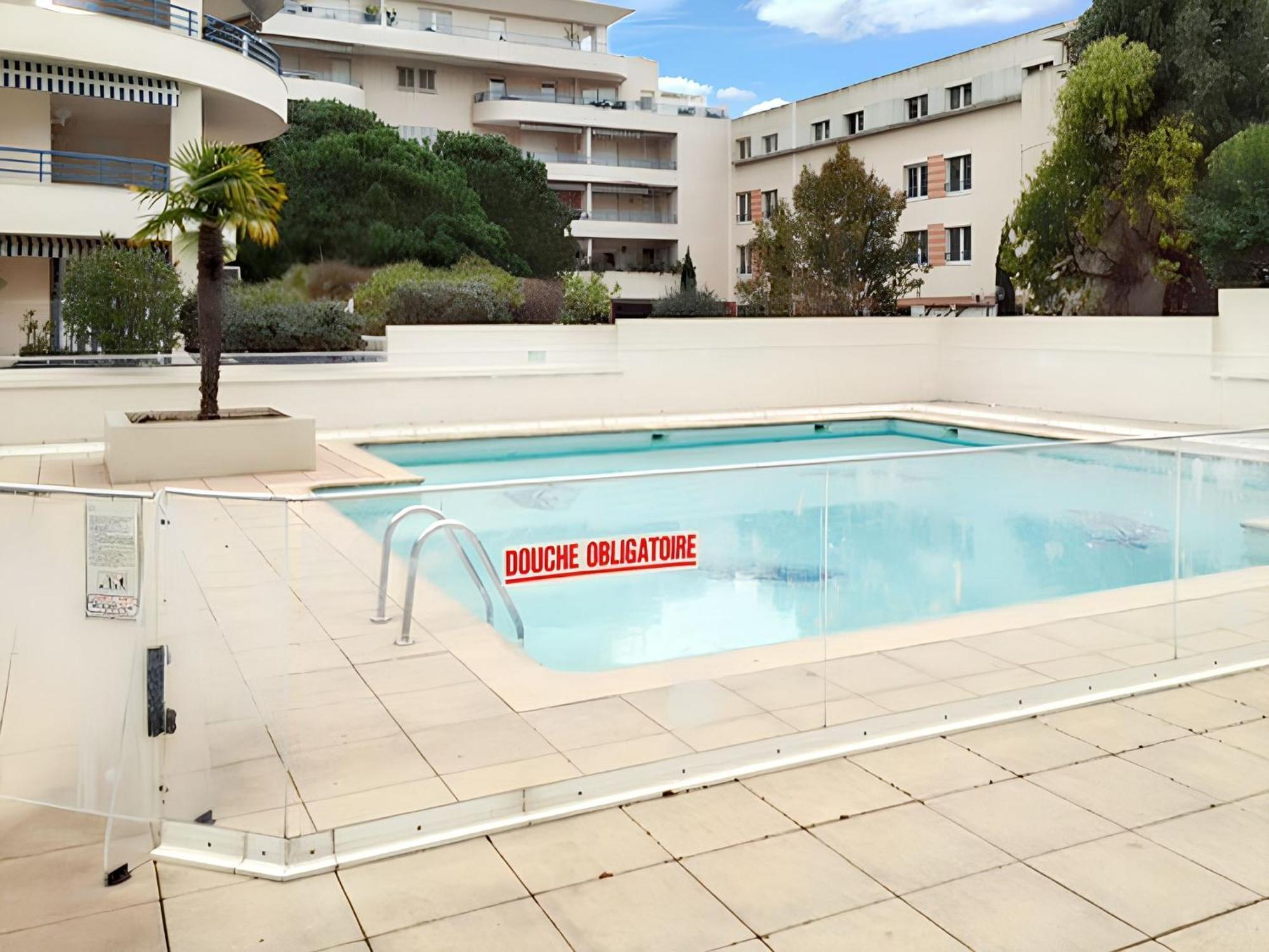 D'une A A 300 M De La Avec Vue Sur La Piscine Partagee Et Balcon Appartement Fréjus