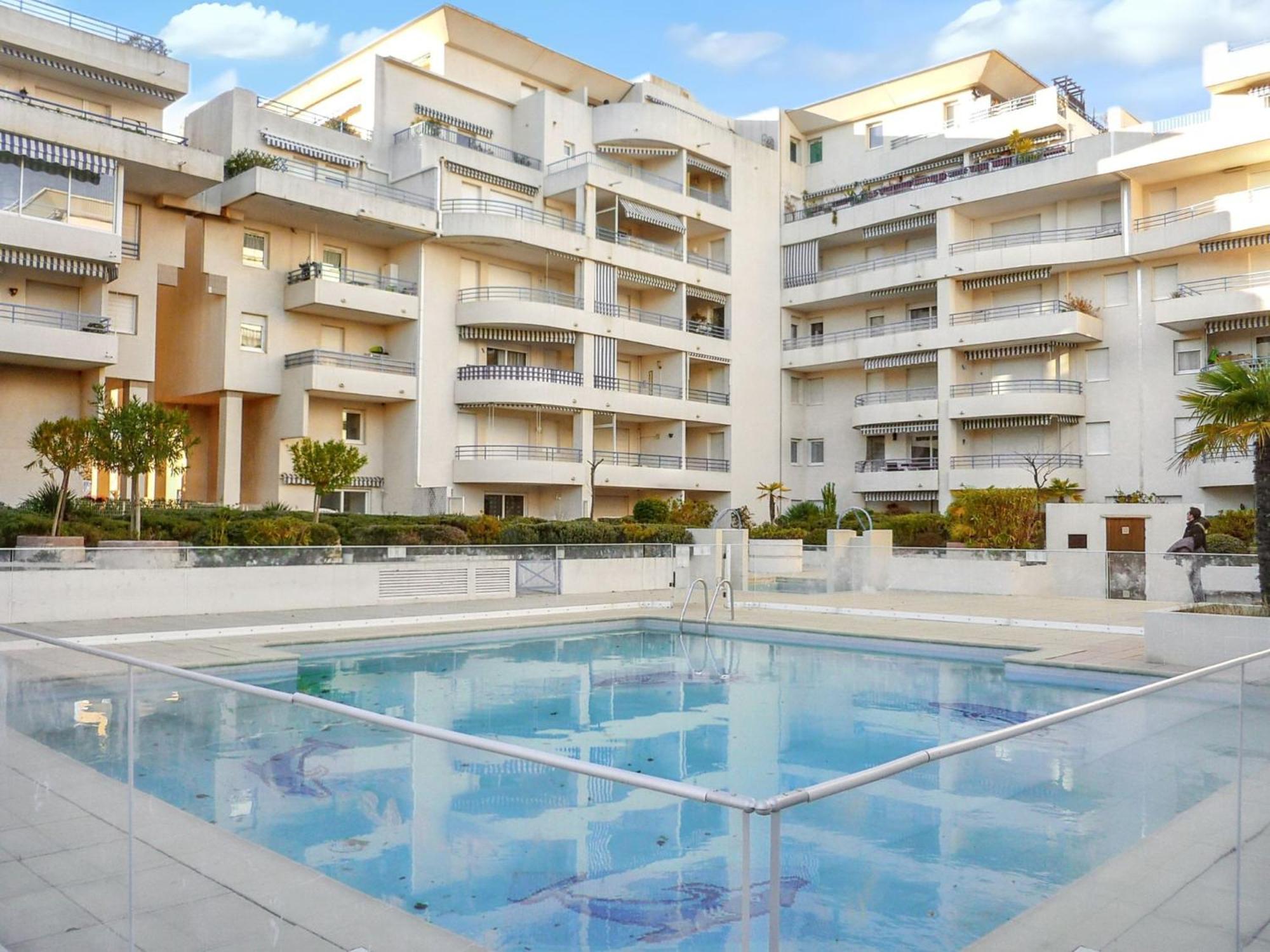D'une A A 300 M De La Avec Vue Sur La Piscine Partagee Et Balcon * Fréjus