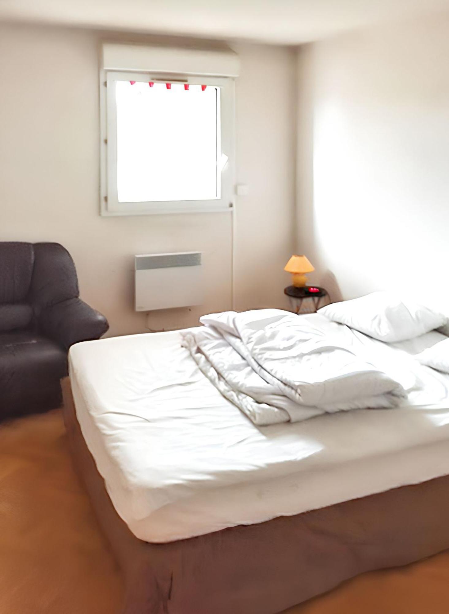 D'une A A 300 M De La Avec Vue Sur La Piscine Partagee Et Balcon Appartement