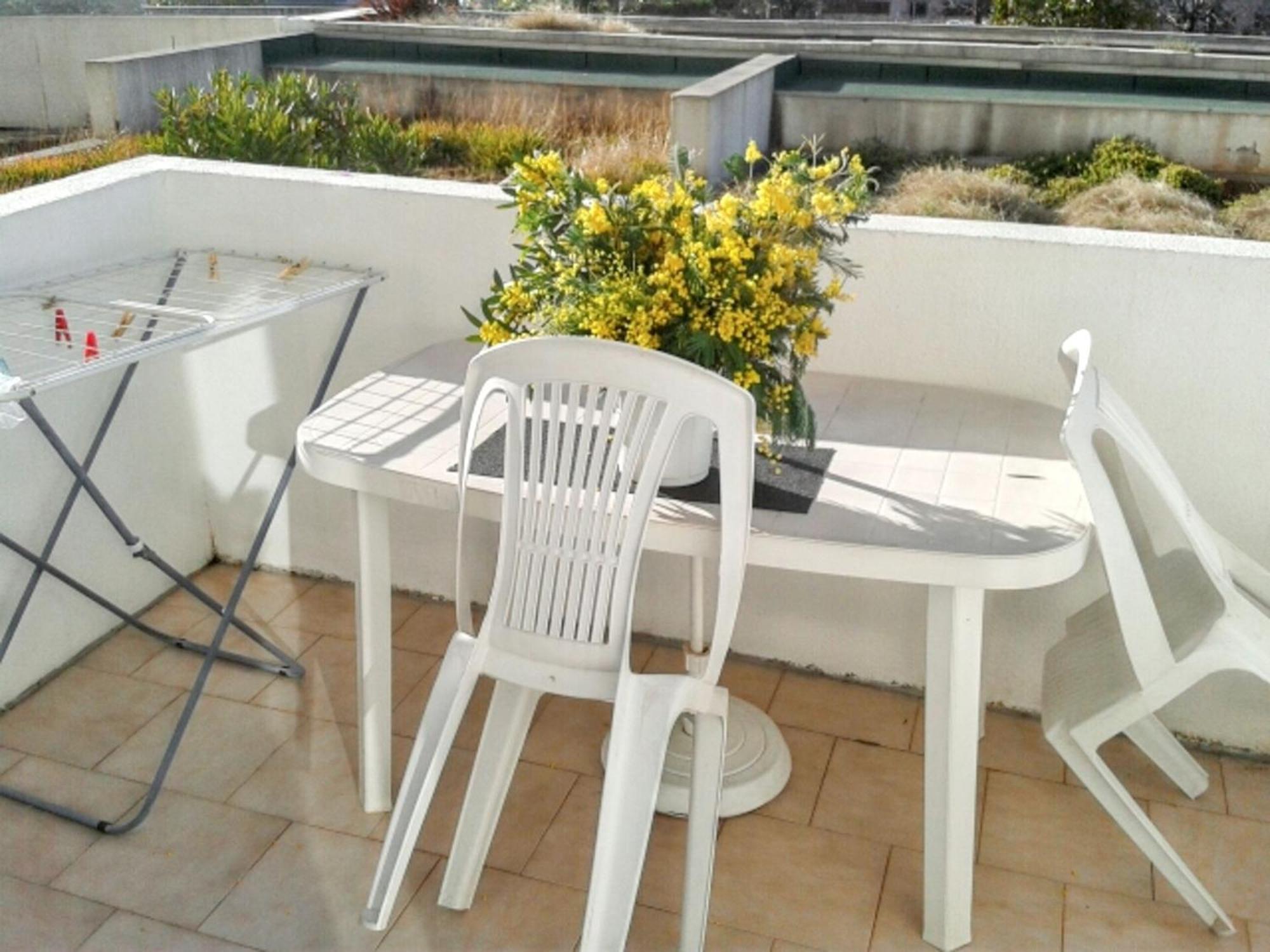 D'une A A 300 M De La Avec Vue Sur La Piscine Partagee Et Balcon Appartement Fréjus