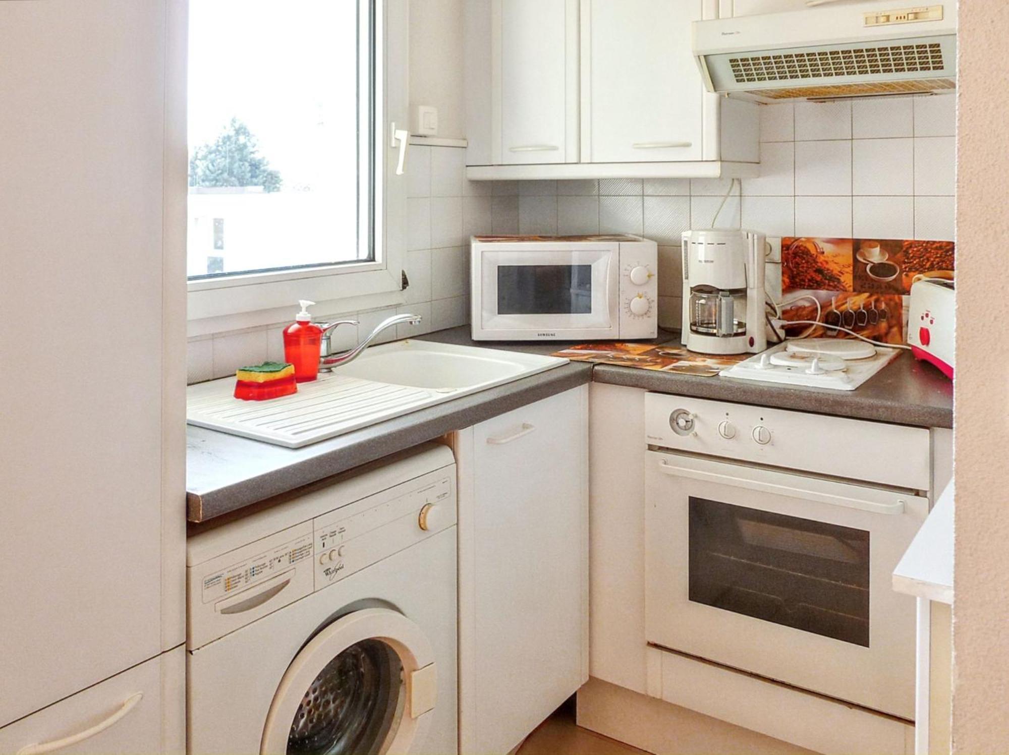 Appartement D'une A A 300 M De La Avec Vue Sur La Piscine Partagee Et Balcon Fréjus